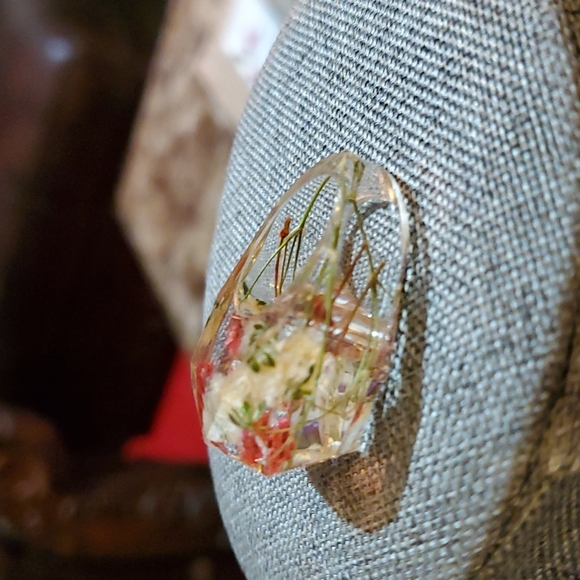 Lucite Ladies Ring Size 8 - Picture 4 of 5